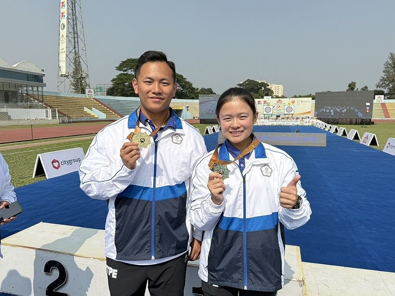 2025亞洲射箭錦標賽台灣反曲弓混雙組合戴宇軒（左）、李彩綺（右）14日在決賽以6比2逆轉擊敗烏茲別克組合，成功摘金。（中華民國射箭協會提供）中央社記者黎建忠傳真　114年11月14日   