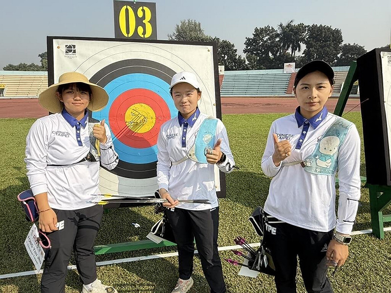 2025亞洲射箭錦標賽將在孟加拉落幕，台灣反曲弓女團風佑築（左起）、李彩綺、郭紫穎14日於決賽不敵韓國，收下銀牌。（中華民國射箭協會提供）中央社記者黎建忠傳真　114年11月14日   