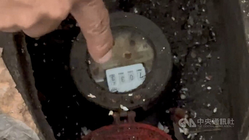 台中市北屯區一處住宅因近2個月用水過量，水公司抄表員發現異常通報，警方13日發現屋內獨居82歲曾姓女子已身亡；由於該住宅水表逾7000度，水公司已先關閉供水並拆除水表。（翻攝照片）中央社記者蘇木春傳真　114年11月14日   
