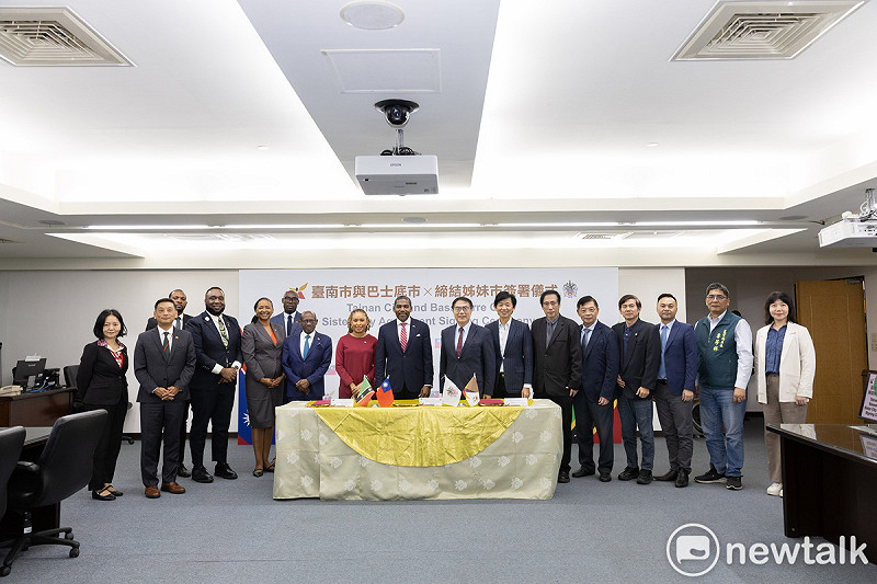 邦交國聖克里斯多福及尼維斯聯邦總理德魯與總理夫人普琳絲率團到訪台南，黃偉哲市長偕葉澤山副市長與多位市府局處首長熱情迎接訪團。德魯總理此行見證了該國駐台大使范東亞代表巴士底市與黃偉哲市長簽署姊妹市協定。   圖：台南市政府提供