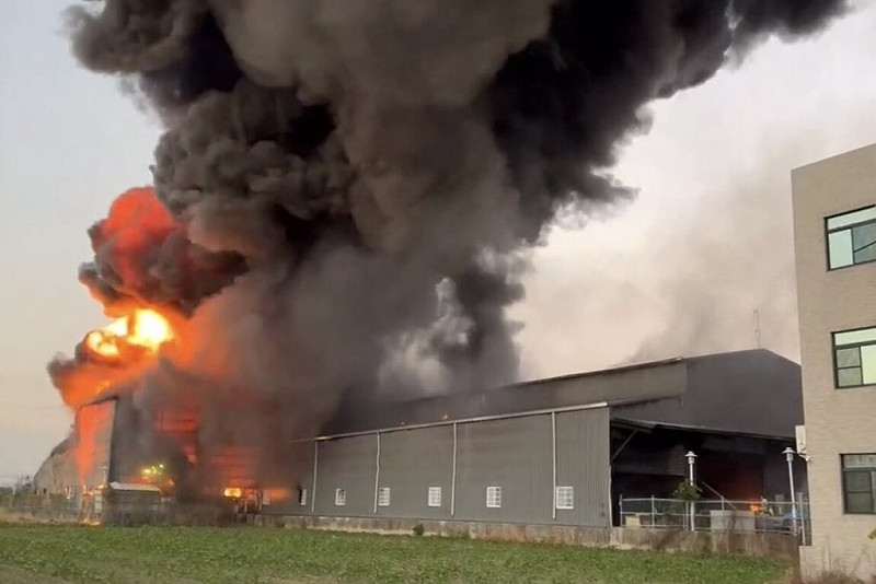 台南市安定區某廢水處理工程公司14日下午發生大火，濃濃黑煙直衝天際、橘色火光驚人，消防獲報出動大批人車到場灌救。（台南市消防局提供）中央社記者張榮祥台南傳真　114年11月14日   