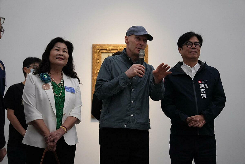 馮．沃爾夫(中)親自為陳其邁(右)導覽。   圖：高雄市立美術館/提供