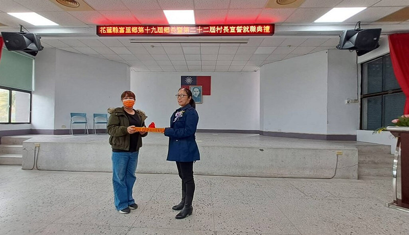 在台陸配鄧萬華（右）2022年當選花蓮縣富里鄉學田村長，也是全國首名因中國國籍問題遭解職村長。   圖：富里鄉公所提供