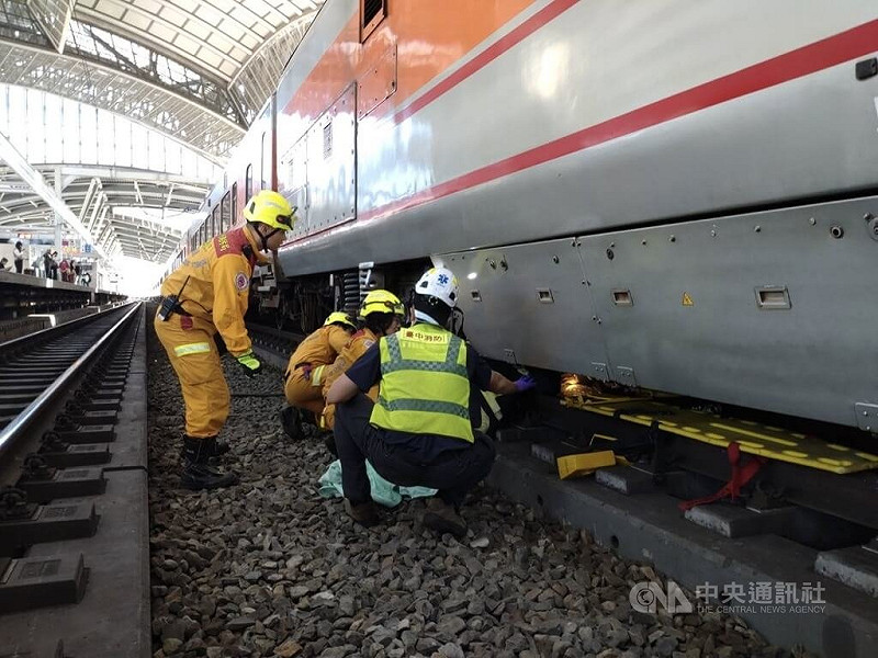 台鐵台中站15日上午發生落軌事故且有人受困列車下，消防局獲報到場救援，經警消救出1名婦人有肢體外傷、意識清楚送醫。（翻攝照片）中央社記者蘇木春傳真　114年11月15日   