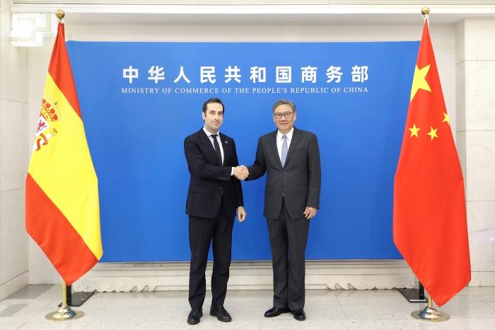 右為商務部部長王文濤的資料照   圖: 取自mofcom.gov.cn商務部官網