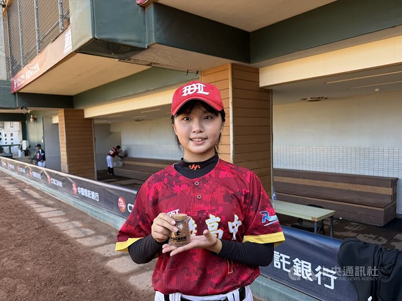 黑豹旗青棒賽桃園武陵高中15日與青棒強權穀保家商交手，武陵最後一任投手楊芷寓（前）說，本來就知道登板時間點，但上場還是很緊張，很開心可以抓到1個出局數，她也以成為棒球紀錄員為目標。中央社記者謝靜雯攝　114年11月15日   