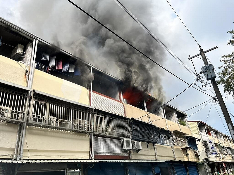 台南市歸仁區民宅15日下午發生火警，並延燒5間鄰近房舍，火勢已撲滅，暫無人傷亡。（台南市消防局提供）中央社記者張榮祥傳真　114年11月15日   