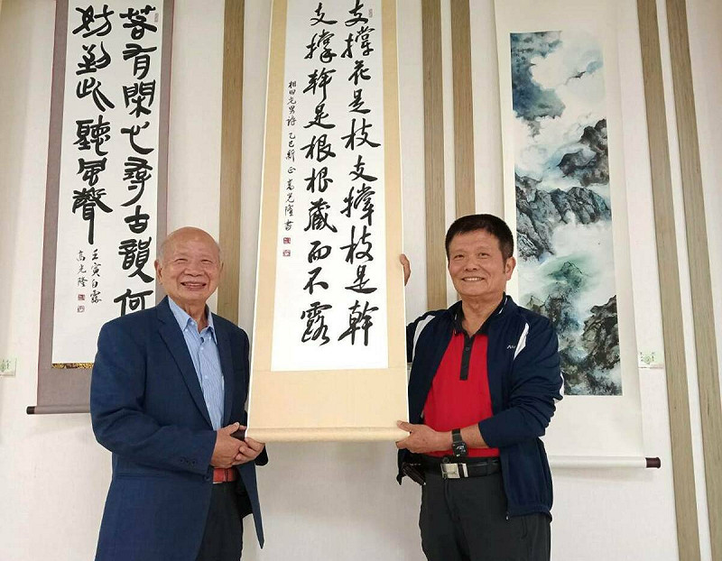 此展覽深受注目的作品之一，是彰化桂冠精品旅館董事長謝榮聰珍藏的書法墨寶，由其傳授企業經營之道的師父、現年85歲的企業書法名家高光隆所書。   圖：彰化企協/提供