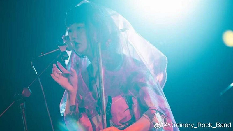 中國搖滾主唱解惠鈞因電動座椅擠壓受傷，於10日凌晨身亡。李沐陽形容事件詭異，與于朦朧離奇死亡相似，引發外界質疑。   圖：翻攝自微博