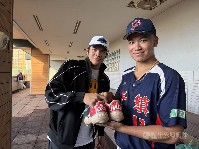 2025年第13屆黑豹旗全國高中棒球大賽持續展開，平鎮高中先發投手吳丞顥（右）15日穿著旅美學長林維恩（左）送的釘鞋上場，投5局無失分，率隊以8比0擊敗秀峰高中、晉級16強。中央社記者謝靜雯攝　114年11月15日   