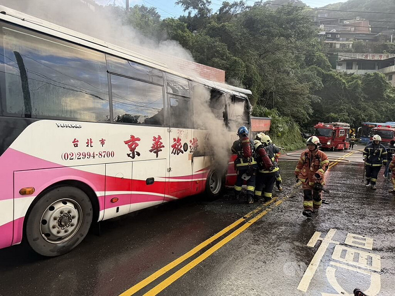 新北市政府消防局15日下午獲報，指瑞芳區汽車路發生遊覽車火警案，隨即出動人車馳援，幸當時遊客都下車前往九份老街遊玩，無人受傷。（翻攝畫面）中央社記者黃旭昇新北市傳真　114年11月15日   