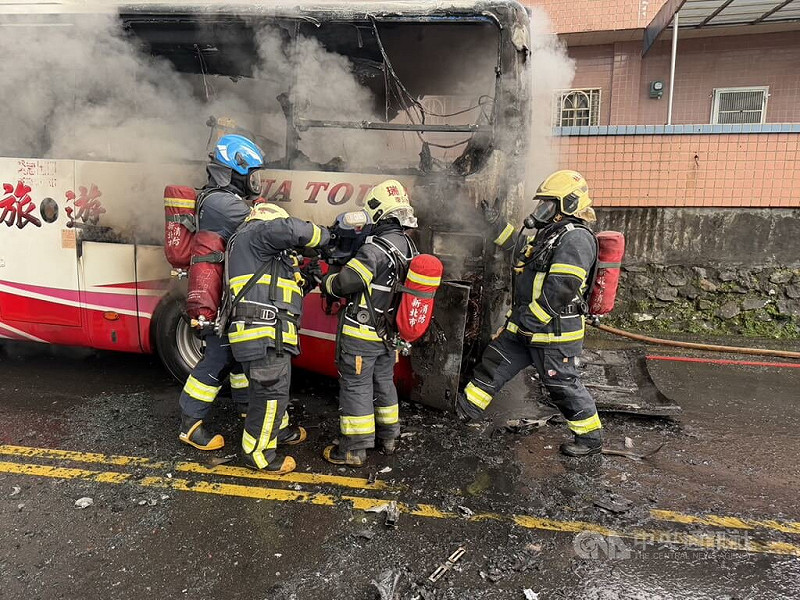 一輛遊覽車15日下午在新北市瑞芳區汽車路不明原因起火，起火點位於遊覽車尾部，消防到場搶救，濃濃黑煙不斷竄出。（翻攝畫面）中央社記者黃旭昇新北市傳真　114年11月15日   