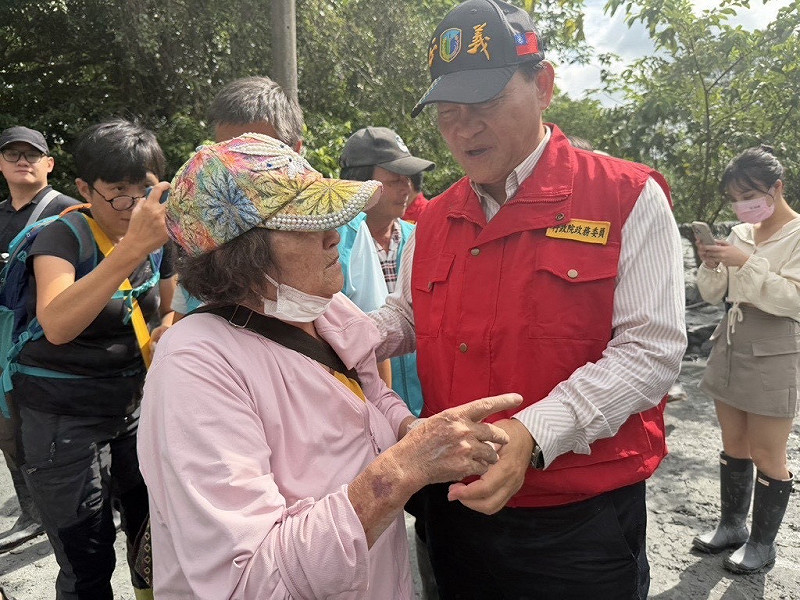 季連成關心民眾災後狀況。   圖：行政院/提供