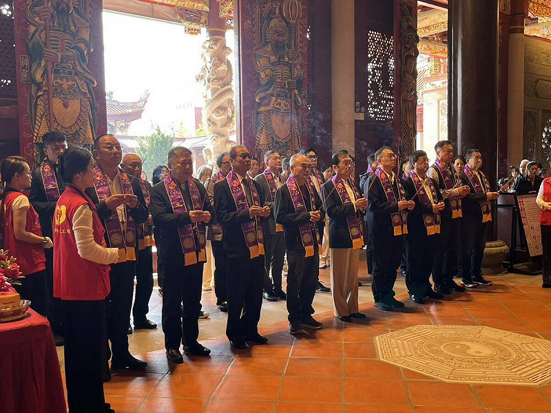 中國國民黨副主席張榮恭一行11月15日上午前往江蘇昆山，參拜台胞的信仰中心「慧聚天后宮」。   圖：國民黨文傳會/提供