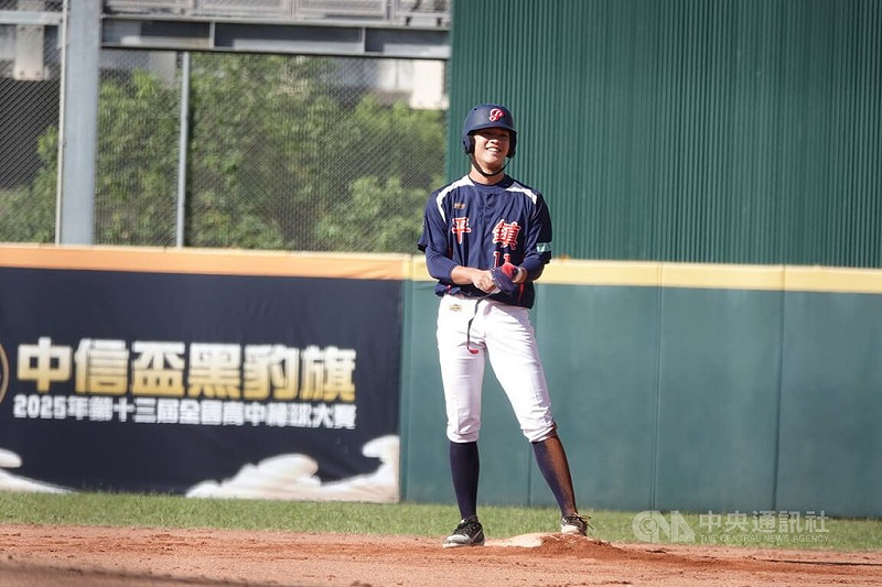 2025年第13屆黑豹旗全國高中棒球大賽持續展開，桃園市平鎮高中15日出賽搶勝晉級16強，先發打序高一野手曾乙喆（圖）全場貢獻2安2打點。中央社記者謝靜雯攝　114年11月15日   