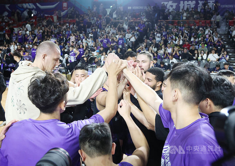 台灣職業籃球大聯盟（TPBL）新竹御嵿攻城獅與新北中信特攻15日下午在新竹縣體育館交手，終場由攻城獅以102比85拿下勝利，賽後選手在場中集氣。中央社記者張新偉攝　114年11月15日   