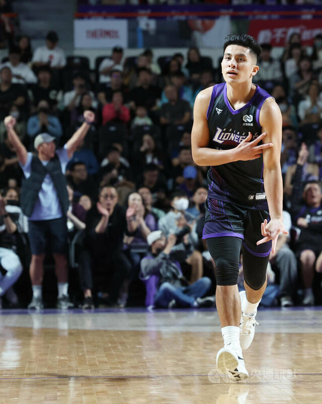 台灣職業籃球大聯盟（TPBL）新竹御嵿攻城獅15日在新竹縣體育館與新北中信特攻交手，由攻城獅以102比85拿下勝利，陣中後衛高國豪（圖）進帳本土最佳19分。中央社記者張新偉攝　114年11月15日   