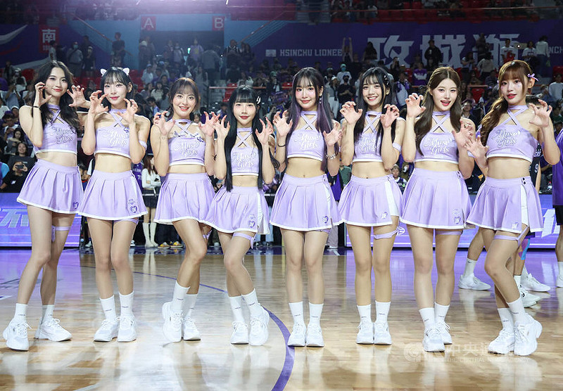 台灣職業籃球大聯盟（TPBL）新竹御嵿攻城獅隊15日舉行主場開幕戰，專屬啦啦隊Muse Girls慕獅女孩齊聚應援，2名韓籍新成員鄭熙靜（左2）、李藝斌（右2）首度亮相主場，開心與球迷互動。中央社記者張新偉攝　114年11月15日   