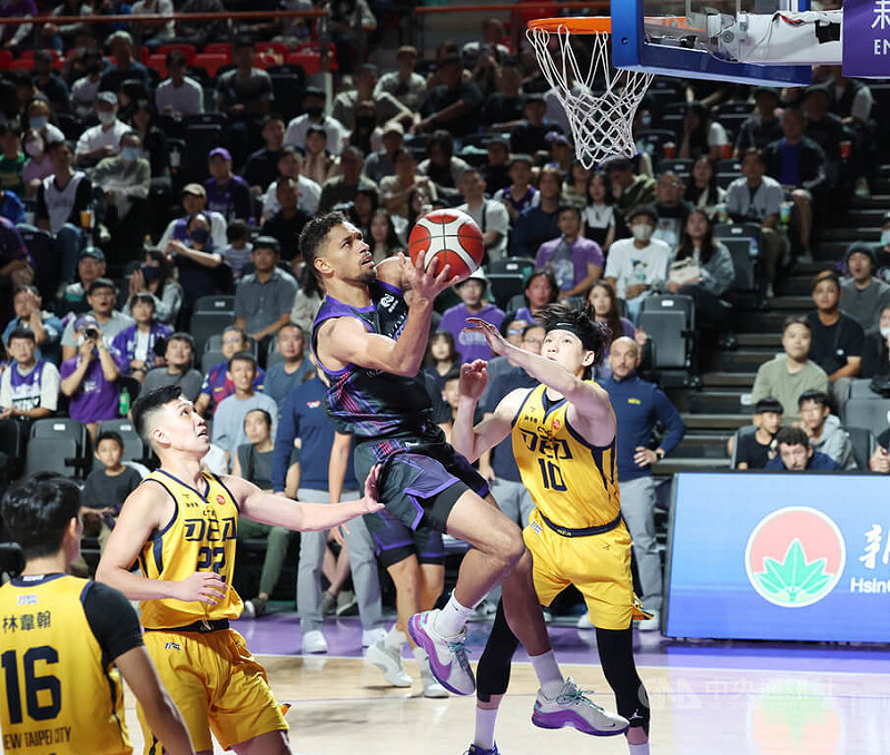 台灣職業籃球大聯盟（TPBL）新竹御嵿攻城獅15日在主場新竹縣體育館迎戰新北中信特攻，最終由攻城獅以102比85勝出，陣中洋將提傑（TJ Holyfield）（持球者）貢獻8分、9籃板。中央社記者張新偉攝　114年11月15日   