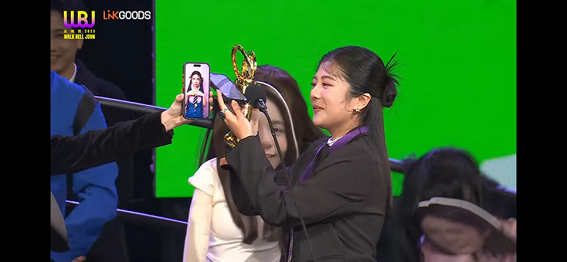 欸你這週要幹嘛抱走年度團體創作者獎。   圖：翻攝自走鐘獎YT頻道