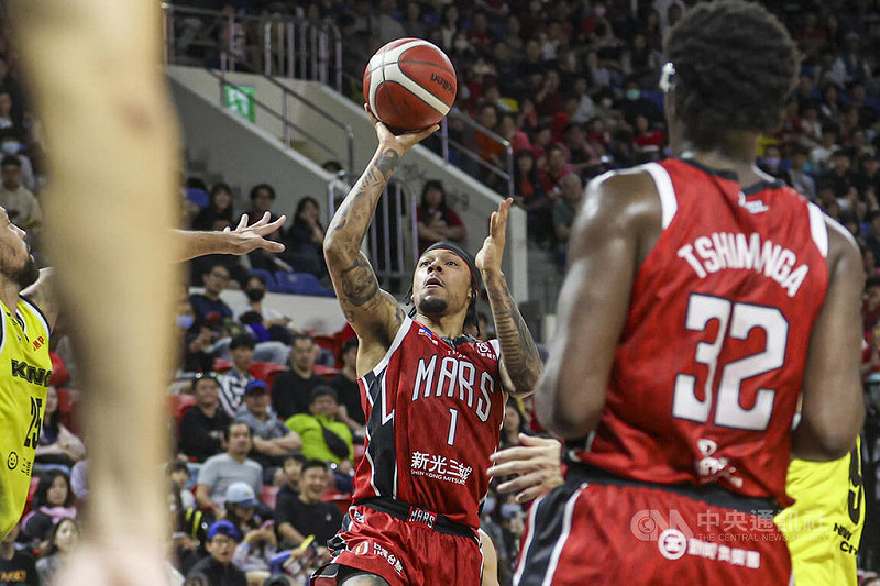 台灣職業籃球大聯盟（TPBL）台北台新戰神15日在台北和平籃球館以97比87擊敗新北國王，戰神洋將洛夫頓（Zach Lofton）（中）進帳28分、6籃板。中央社記者鄭清元攝　114年11月15日   