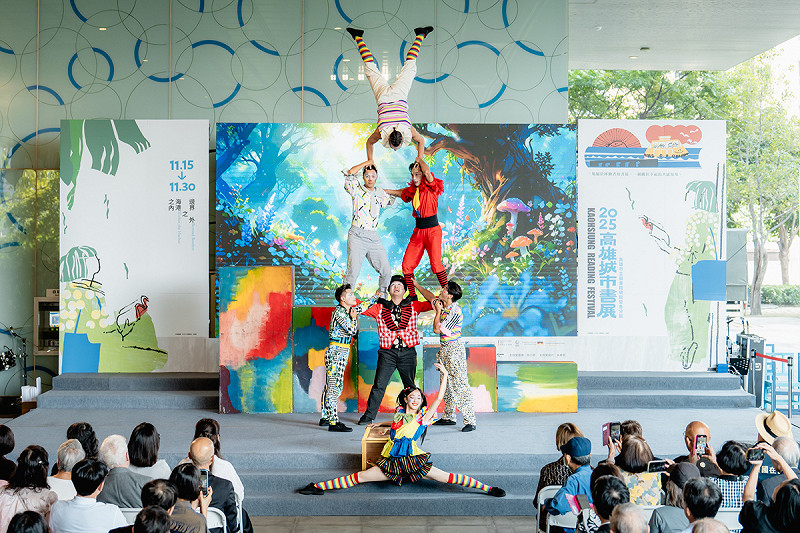 FOCASA馬戲團以震撼全場的動感特技炒熱2025高雄城市書展開幕式現場。   圖：高雄市立圖書館/提供