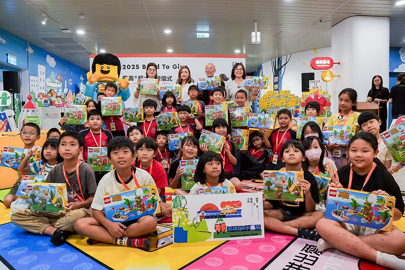 樂高®積木公益捐贈儀式後，邀請偏鄉學童與親子家庭一起參與創作。   圖：高雄市立圖書館/提供