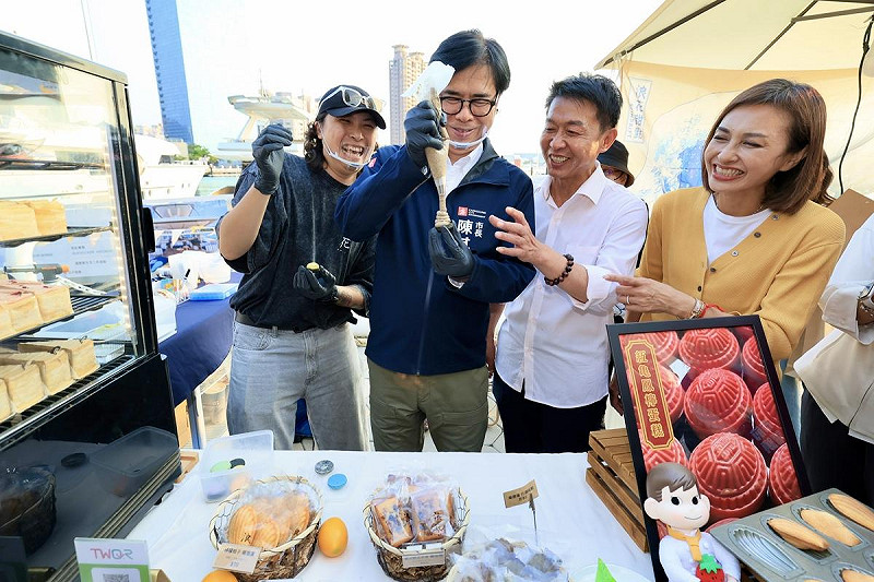 陳其邁(左二)在立委邱議瑩(右一)及許智傑(右二)陪同下，走訪青創店家「浪花甜點」攤位體驗馬卡龍DIY。   圖：高雄市青年局/提供