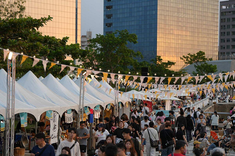「城市嶼浪」開幕首日吸引逾萬人潮造訪同歡。   圖：高雄市青年局/提供