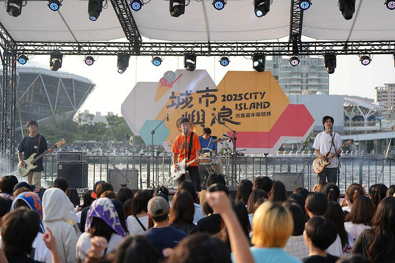 由青年局高速青春培育的人氣樂團「BUTTER RIOT」登台開唱，為市集增添熱鬧氣息。   圖：高雄市青年局/提供