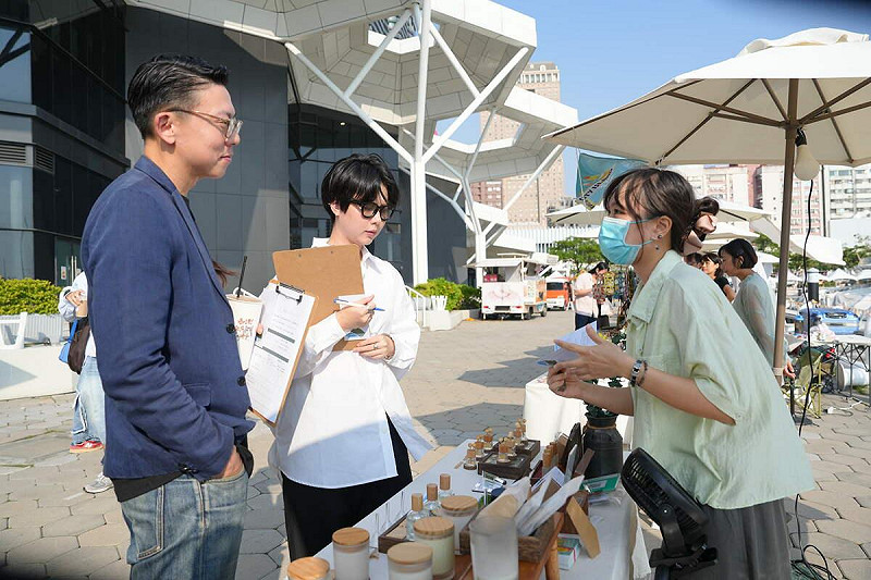 專業評審於活動開始前進行限定商品評分，肯定青創攤車的豐富創意與特色。   圖：高雄市青年局/提供