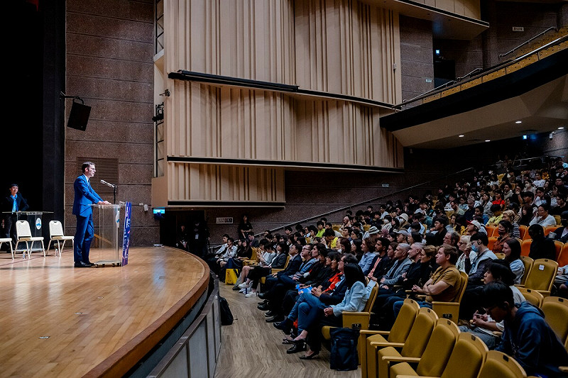 思辨之夜吸引現場超過500位觀眾一同思考島嶼與全球永續的關聯。   圖：高雄市行國處/提供