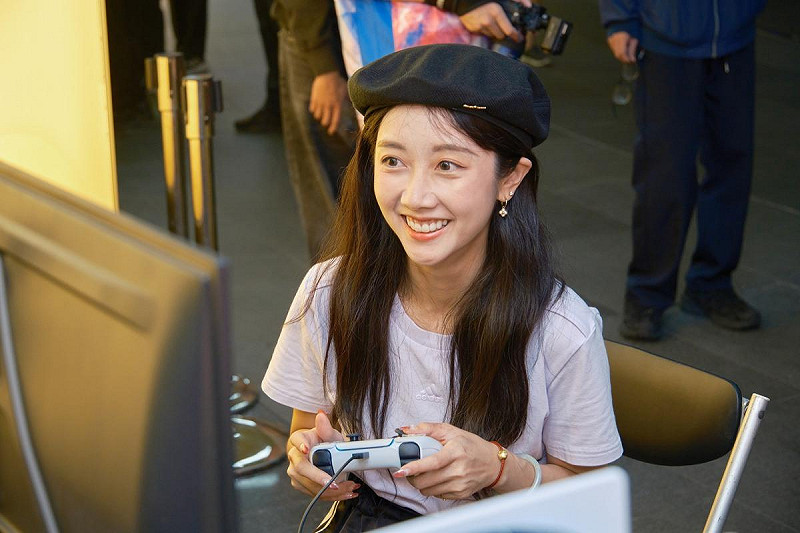 吳佳穎體驗各項遊戲，感受射擊運動及VR射擊競技不同的感官體驗。   圖：高雄市運發局/提供