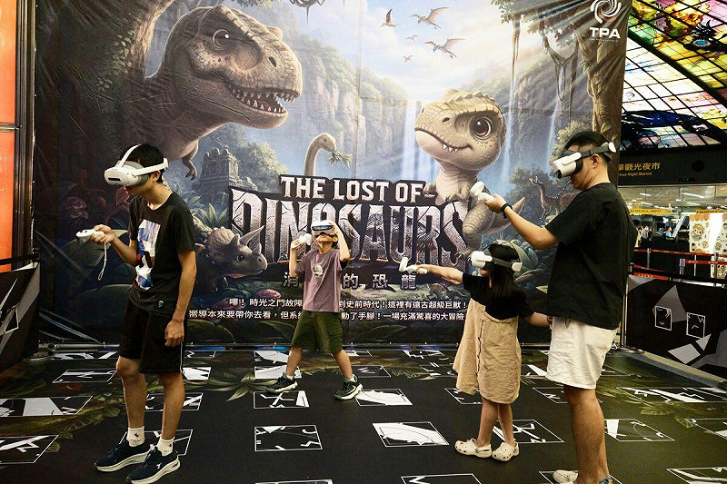 親子一起進行VR沉浸式體驗，共同感受與恐龍近距離對戰的緊張與刺激感。   圖：高雄市運發局/提供