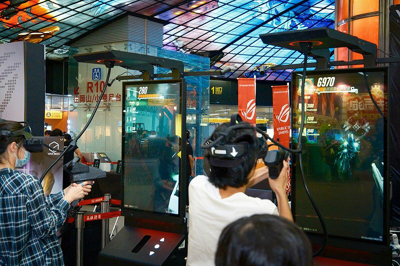 民眾感受VR射擊帶來的實境感。   圖：高雄市運發局/提供