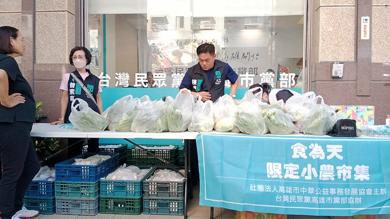 現場特別準備15份蔬菜提供給新興區振成里低收入戶及邊緣戶。   圖：孫家銘攝