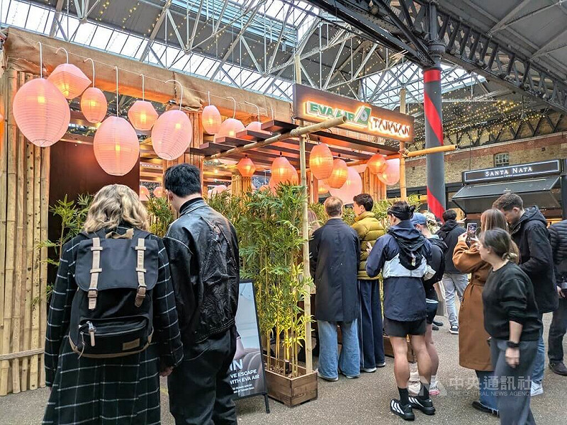 觀光署駐倫敦辦事處攜手長榮航空英國分公司，15至16日在東倫敦老斯皮塔菲爾茲市集舉辦快閃宣傳活動，吸引英國民眾排隊參加，展攤設計運用天燈元素在濕冷冬季更顯溫暖。    圖/中央社