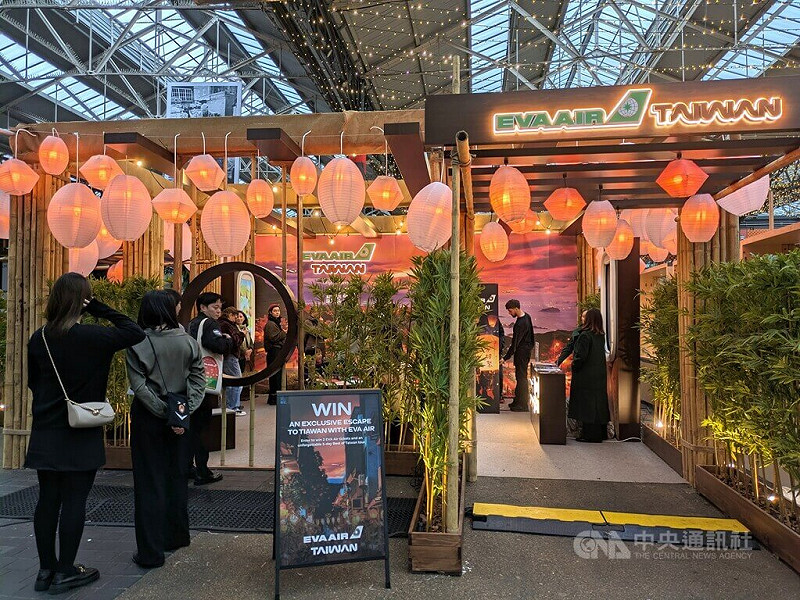 觀光署駐倫敦辦事處與長榮航空英國分公司合作，15至16日在東倫敦老斯皮塔菲爾茲市集，舉辦台灣觀光旅遊快閃宣傳活動，展攤設計運用天燈與竹林茶館意象。    圖/中央社