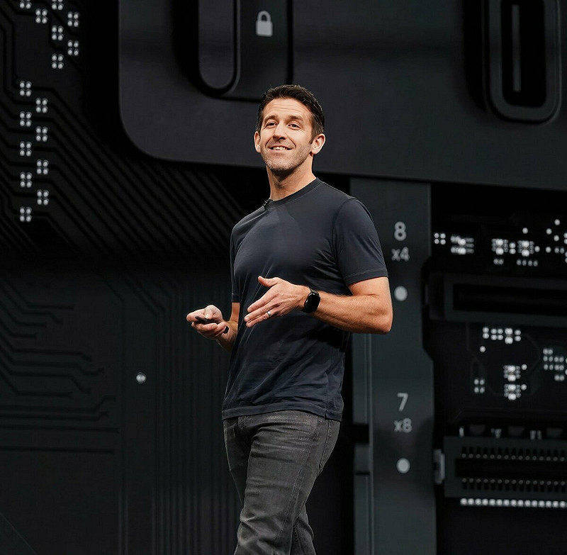 最受矚目的接班人選為現任硬體工程副總特努斯（John Ternus）。   圖：翻攝自 X @privatetalky