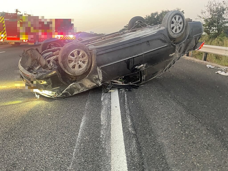 蔡姓駕駛16日凌晨5時許行經國道1號雲林虎尾路段，車輛不明原因失控，自撞外側護欄後翻覆，同車許男拋飛車外，當場身亡；後方2車閃避不及發生追撞，整起車禍造成1死5傷。  （警方提供）　中央社記者姜宜菁傳真　114年11月16日   