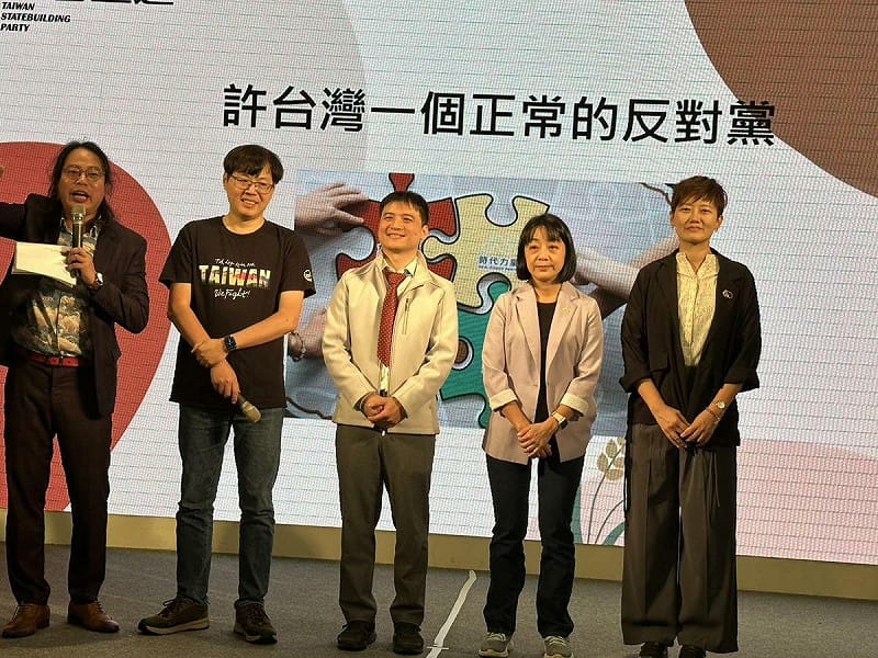 為了迎接2026年地方選舉，台灣基進16日舉行募款餐會，集結時代力量、小民參政歐巴桑聯盟與台灣綠黨代表，宣示本土在野小黨的合作行動。   朱蒲青攝