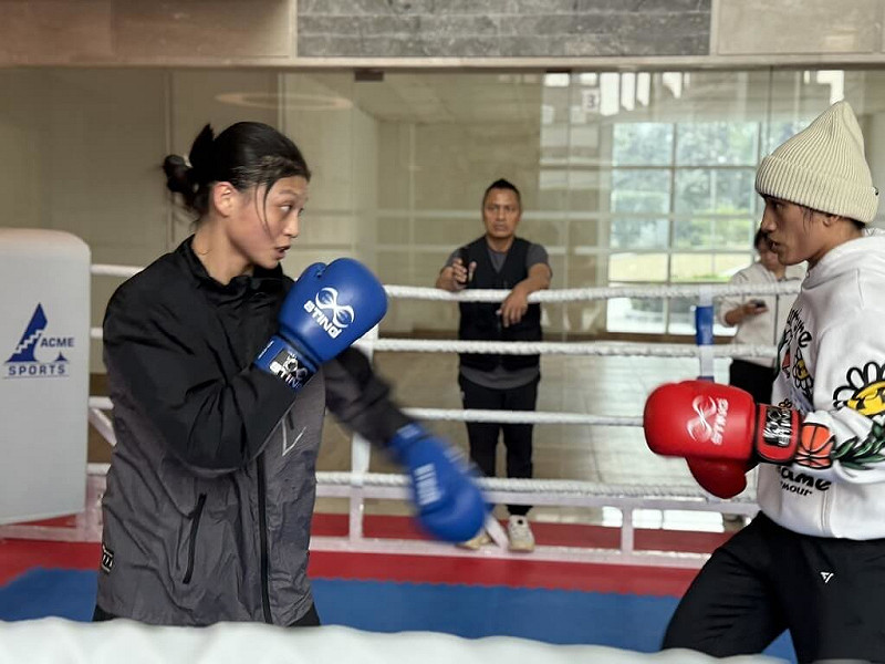 台灣女子拳擊好手「吳琴戰隊」吳詩儀（左）、陳念琴（右），在WB年終賽前相互練習。（中華民國拳擊協會提供）中央社記者黎建忠傳真　114年11月16日   