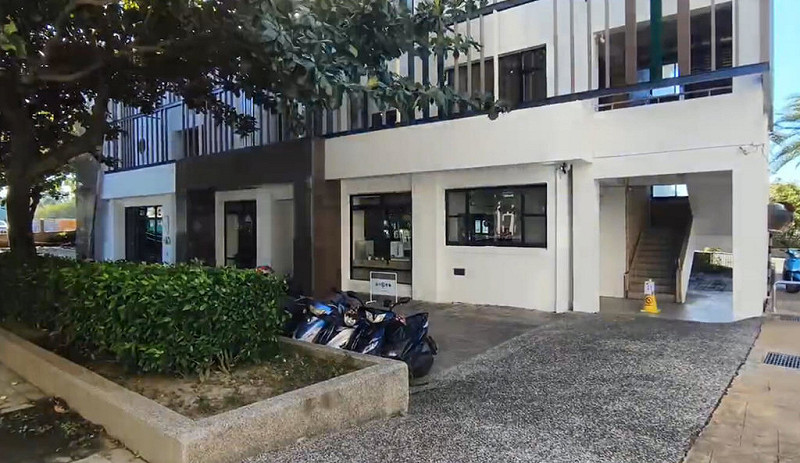 台中龍井圖書館16日有民眾正要離開時，右腳背一陣痛，發現遭蛇吻，緊急送醫，相關單位後續在館內捕獲一條30公分眼鏡蛇。（民眾提供）中央社記者趙麗妍傳真　114年11月16日   