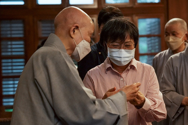 內政部長劉世芳拜會慈濟證嚴法師。   圖：內政部提供