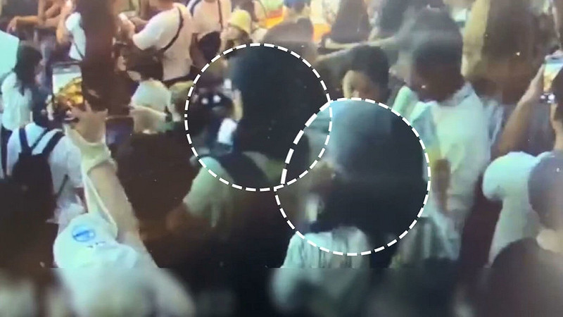 有日籍旅客日前走訪新北市瑞芳區九份老街時皮夾遭竊，警方獲報追查，發現2名蒙古女子涉案，其中一人負責把風、另一人下手（白圈處），15日逮捕2女詢後送辦。（讀者提供）中央社記者王朝鈺傳真　114年11月16日   