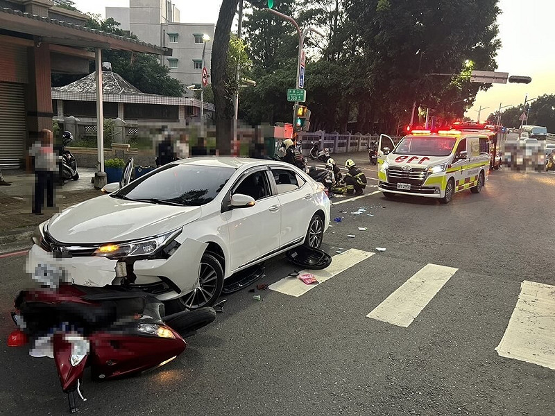 高雄市楠梓區一處路口16日發生車禍，現場為一輛小客車與多部機車發生碰撞，造成9人受傷，警消到場協助傷者送醫。（高雄市政府消防局提供）中央社記者張已亷傳真　114年11月16日   