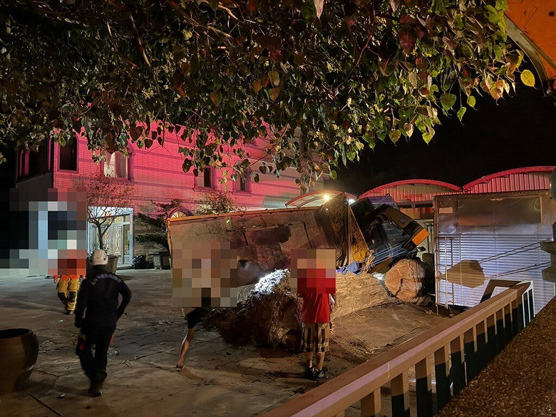 70歲林姓男子16日在高雄市燕巢區深水路一處工地內於大貨車旁操作吊臂，吊掛原木時，原木不明原因滑落砸中大貨車致傾倒，林男則被翻覆車身重壓、不幸身亡。（高雄市政府警察局岡山分局提供）   