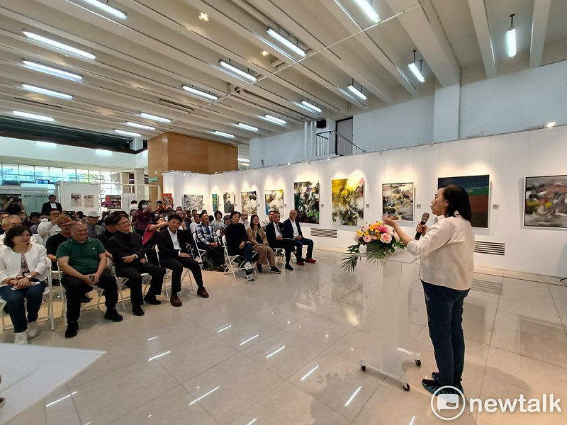 策展人賴慕芬表示，『不要告別』是指把美好的記憶封印永存心中。   圖：唐復年/攝