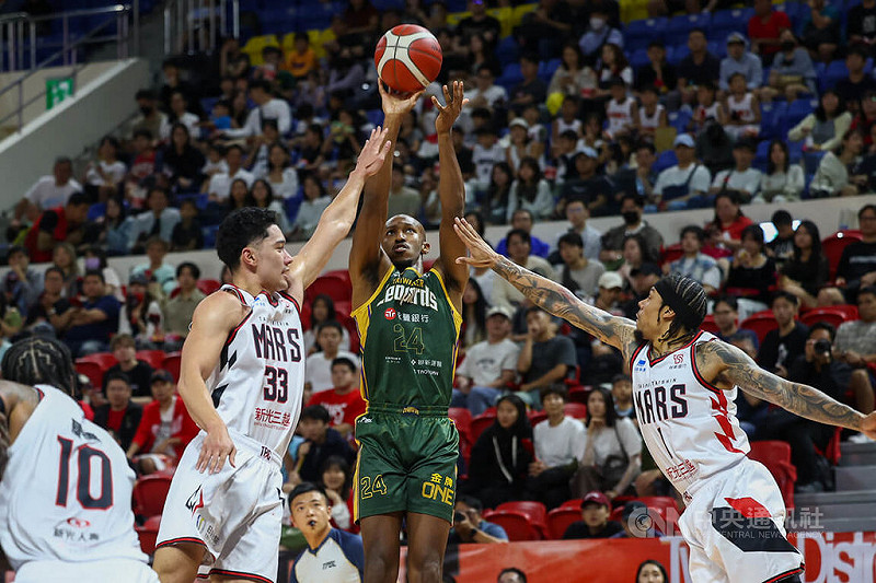 台灣職業籃球大聯盟（TPBL）台北台新戰神隊16日主場迎戰桃園台啤永豐雲豹隊，雲豹洋將克羅馬（中）頻頻跳投取分，全場狂砍29分，助隊以112比102奪勝。中央社記者王騰毅攝  114年11月16日   