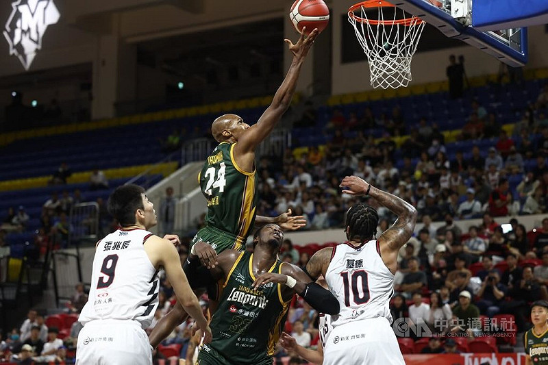 台灣職業籃球大聯盟（TPBL）台北台新戰神隊16日晚間在台北和平籃球館迎戰桃園台啤永豐雲豹隊，雲豹洋將克羅馬（持球者）拿下全場最高的29分，助隊搶勝。中央社記者王騰毅攝  114年11月16日   